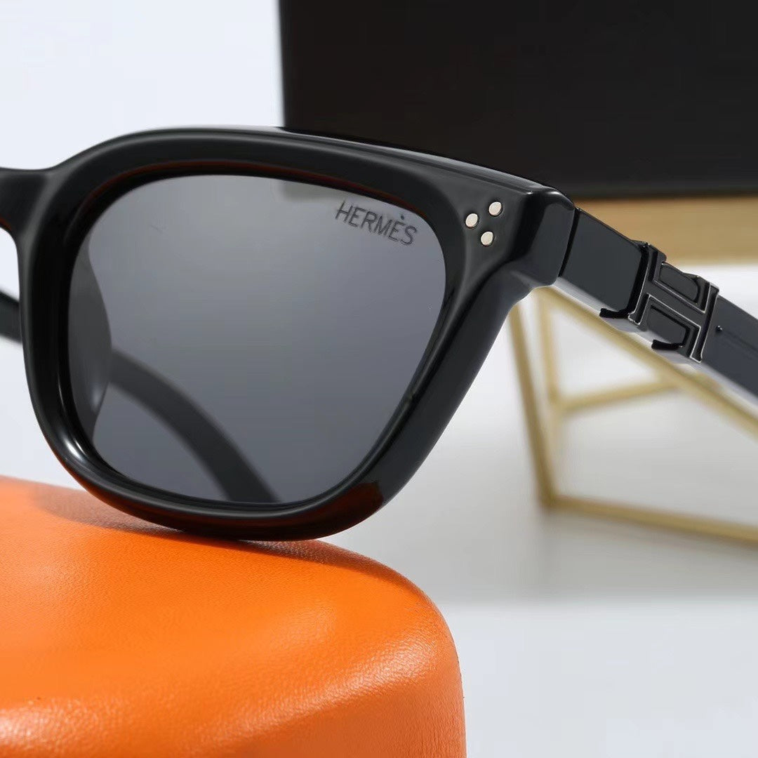 Elegant Wayfarer Sunglasses